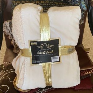 Comfortable in a luxe soft blanket 🥰